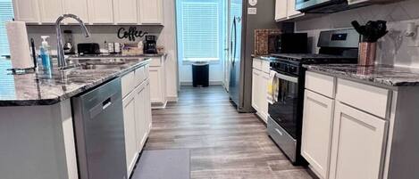 Kjøleskap, mikrobølgeovn, ovn og kokeplater