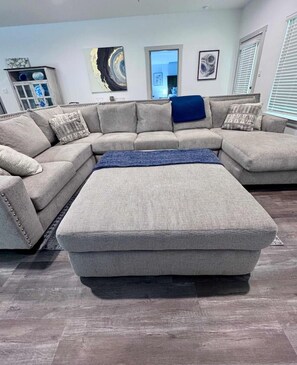 TV, offices - Newly built home! Spacious & Comfortable 4BR 2BA (Beaumont)