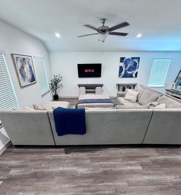 Televisión y oficina 