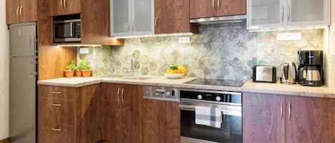 Fridge, microwave, oven, stovetop