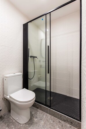 Apartment | Bathroom | Hair dryer, towels, shampoo