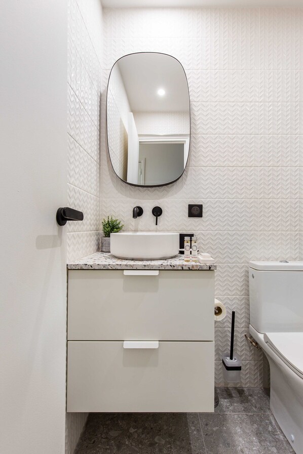 Apartment | Bathroom | Hair dryer, towels, shampoo