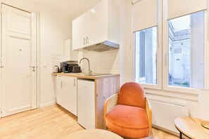 Apartment | Eigene Küche | Kühlschrank, Mikrowelle, Herdplatte, Wasserkocher mit Kaffee-/Teezubehör