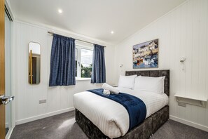 Cottage | 1 bedroom, laptop workspace, iron/ironing board, bed sheets - Silverwood Luxury Luxury Spa Lodge (Perth)
