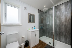 Cottage | Bathroom | Shower - Silverwood Luxury Luxury Spa Lodge (Perth)