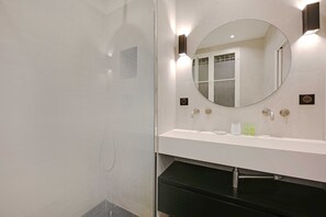 Apartment | Bathroom | Bathtub, hair dryer, towels, shampoo