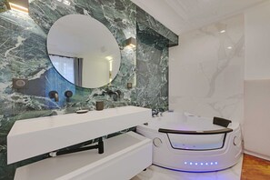 Apartment | Bathroom | Bathtub, hair dryer, towels, shampoo - Charming Apartment - 2br/6p - Gare Saint-lazare (Paris)