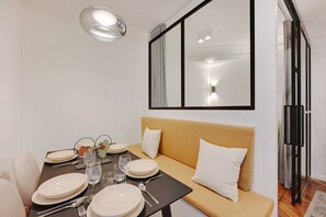 Apartment | Dining - Charming Apartment - 2br/6p - Gare Saint-lazare (Paris)