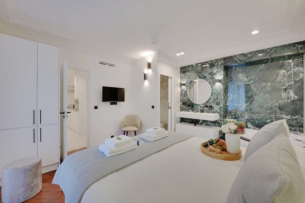 Apartment | 2 bedrooms, iron/ironing board, bed sheets