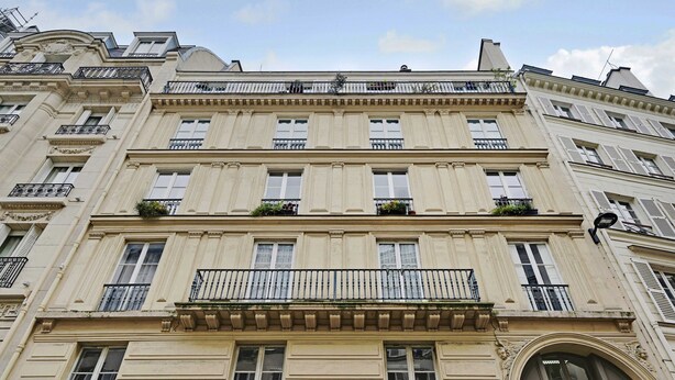 A multi-story building with classical architecture, featuring ornate balconies and large windows. - Charming Apartment - 2br/6p - Gare Saint-lazare (Paris)