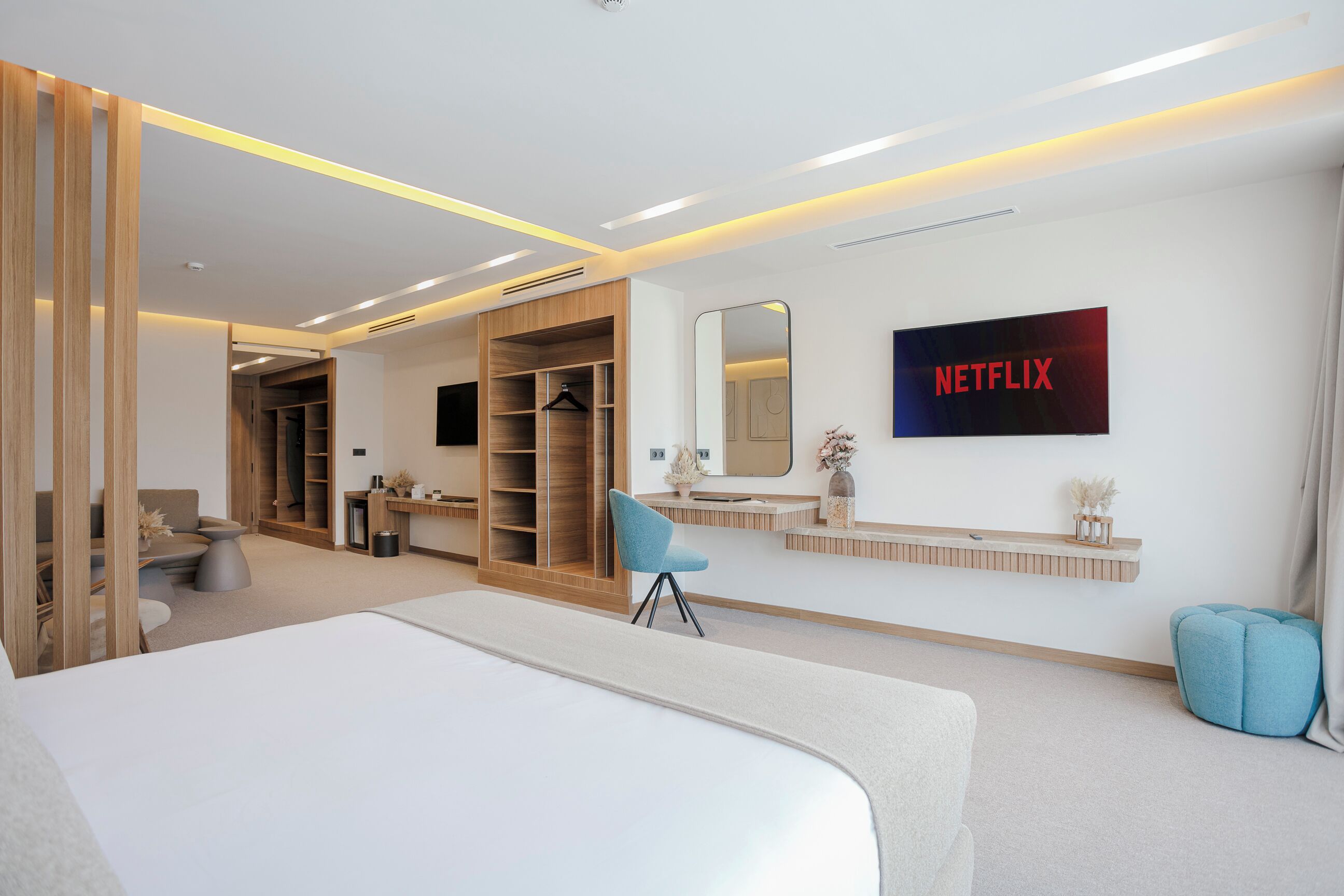 Deluxe Suite, Balcony, City View | Minibar, in-room safe, desk, soundproofing