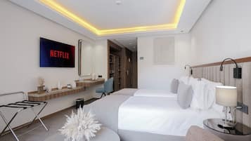 Comfort-huone, parveke | Tallelokero huoneessa, työpöytä, äänieristys, ilmainen Wi-Fi