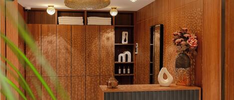 Un baño moderno con paneles de madera, un tocador con espejo e iluminación decorativa.