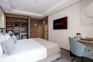 Classic Room, Balcony | In-room safe, desk, soundproofing, free WiFi
