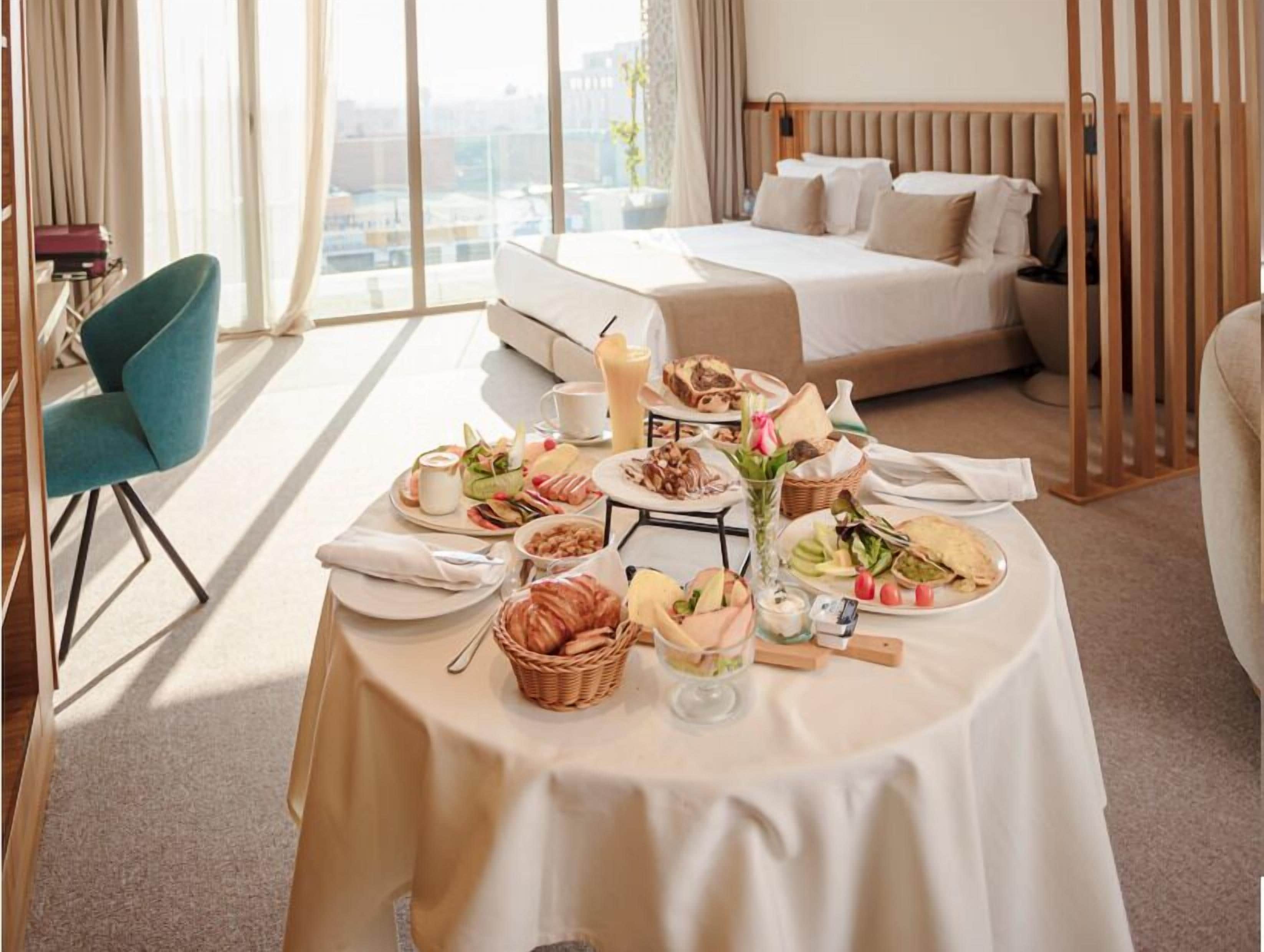 Suite – deluxe, balkong, byutsikt | Safe på rommet, skrivebord, lydisolert og wi-fi (inkludert)