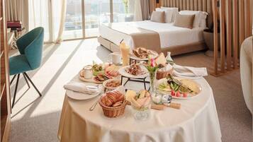 Deluxe-sviitti, parveke, kaupunkinäköala | Tallelokero huoneessa, työpöytä, äänieristys, ilmainen Wi-Fi