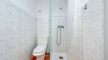 Een douche, een haardroger, handdoeken