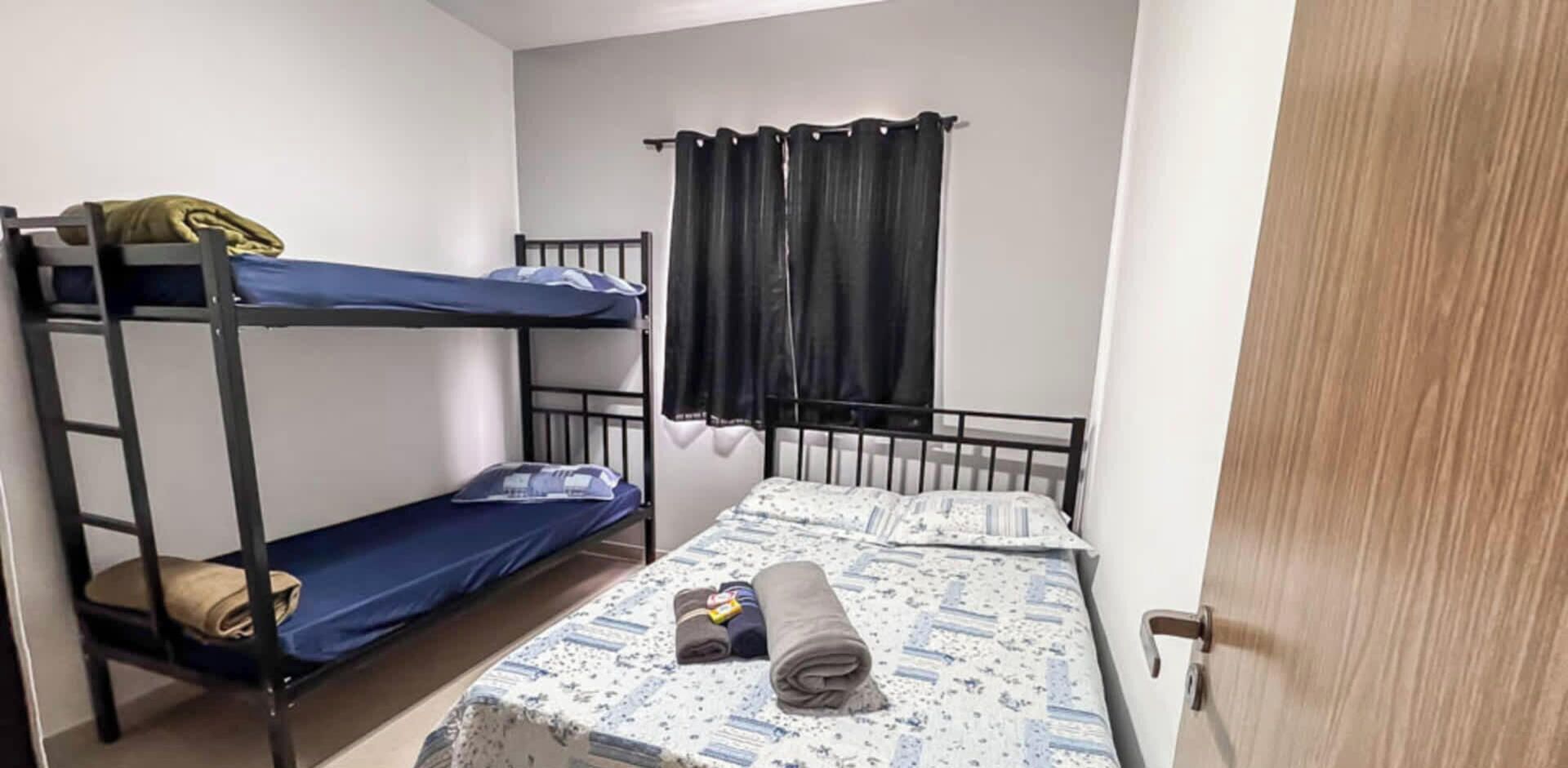 2 habitaciones, tabla de planchar con plancha, wifi y ropa de cama 
