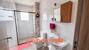 Douche, séchoir à cheveux, serviettes fournies