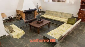 Televisión y chimenea 