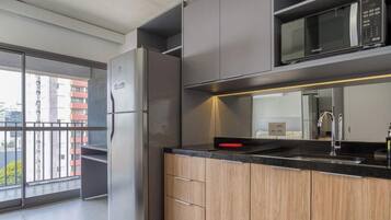 Micro-ondas, cooktop, cafeteira/chaleira