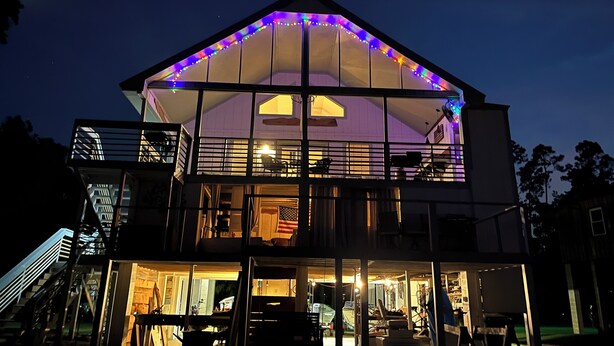Een gebouw met twee verdiepingen, een groot balkon en een veranda rondom.