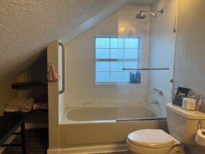 Whirlpool, Haartrockner, Handtücher, Seife