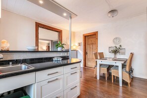 Dining - Apartment 'Denkerhof  Auszeit' with Shared Garden and Wi-Fi (Reußenköge)