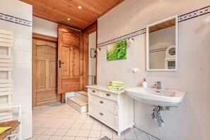 Regadera, amenidades de baño gratuitas, secadora de cabello, toallas 