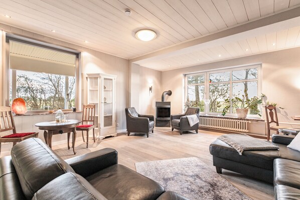 Fireplace - Apartment 'Denkerhof  Auszeit' with Shared Garden and Wi-Fi (Reußenköge)