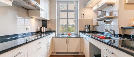 Kühlschrank, Geschirrspüler, Wasserkocher mit Kaffee-/Teezubehör