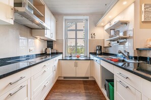 Fridge, dishwasher, coffee/tea maker, cookware/dishes/utensils - Apartment 'Denkerhof  Auszeit' with Shared Garden and Wi-Fi (Reußenköge)