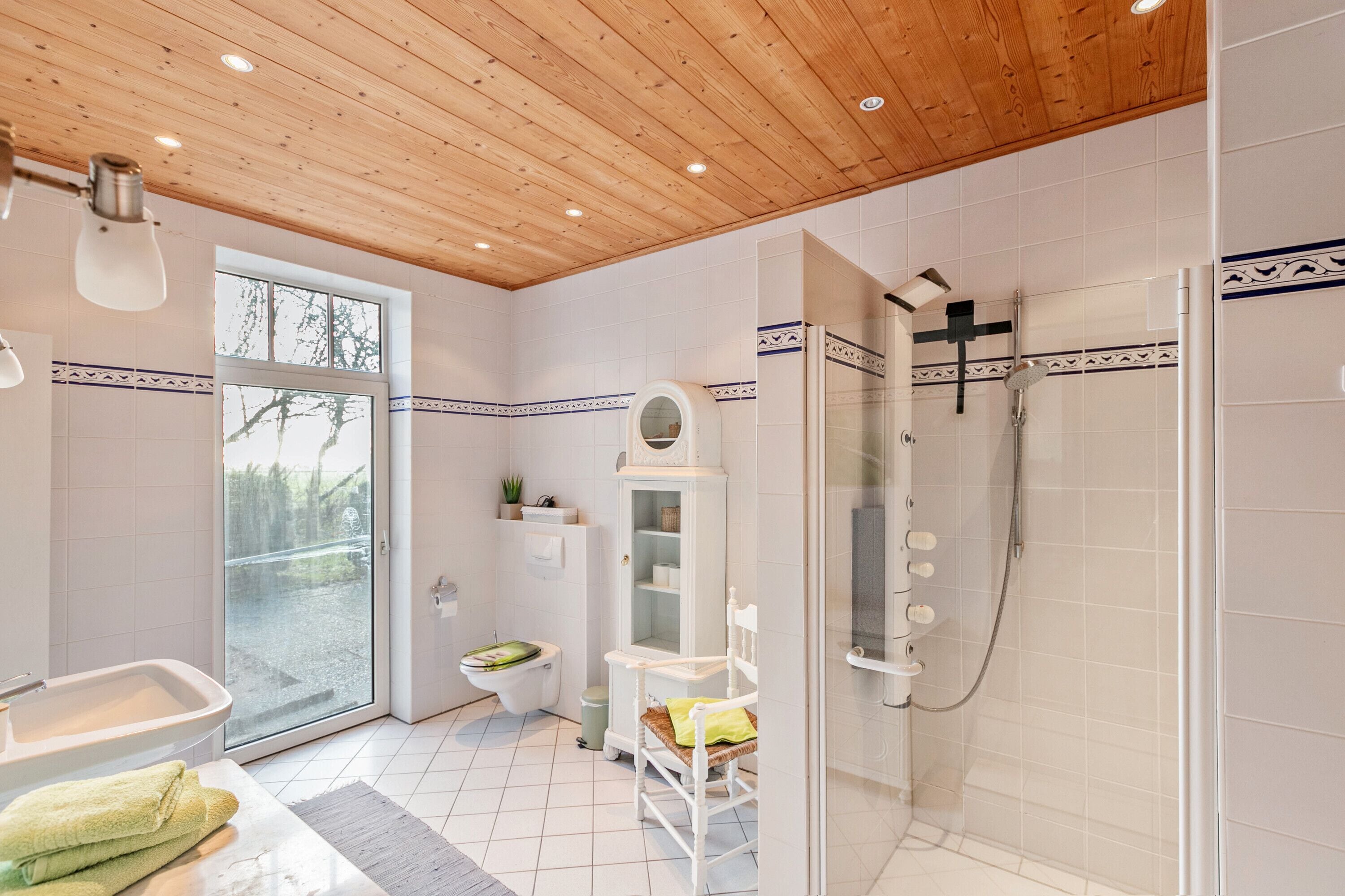 Shower, free toiletries, hair dryer, towels