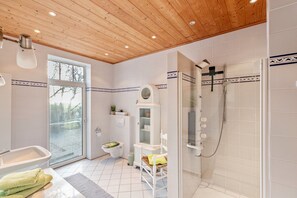 Dusche, kostenlose Toilettenartikel, Haartrockner, Handtücher