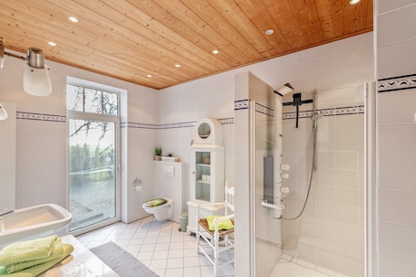 Shower, free toiletries, hair dryer, towels. Haevn by the Sea, Auszeit Room