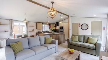 6 Berth Lux Lodge 3 Bed Hot Tub No Pets | Living area