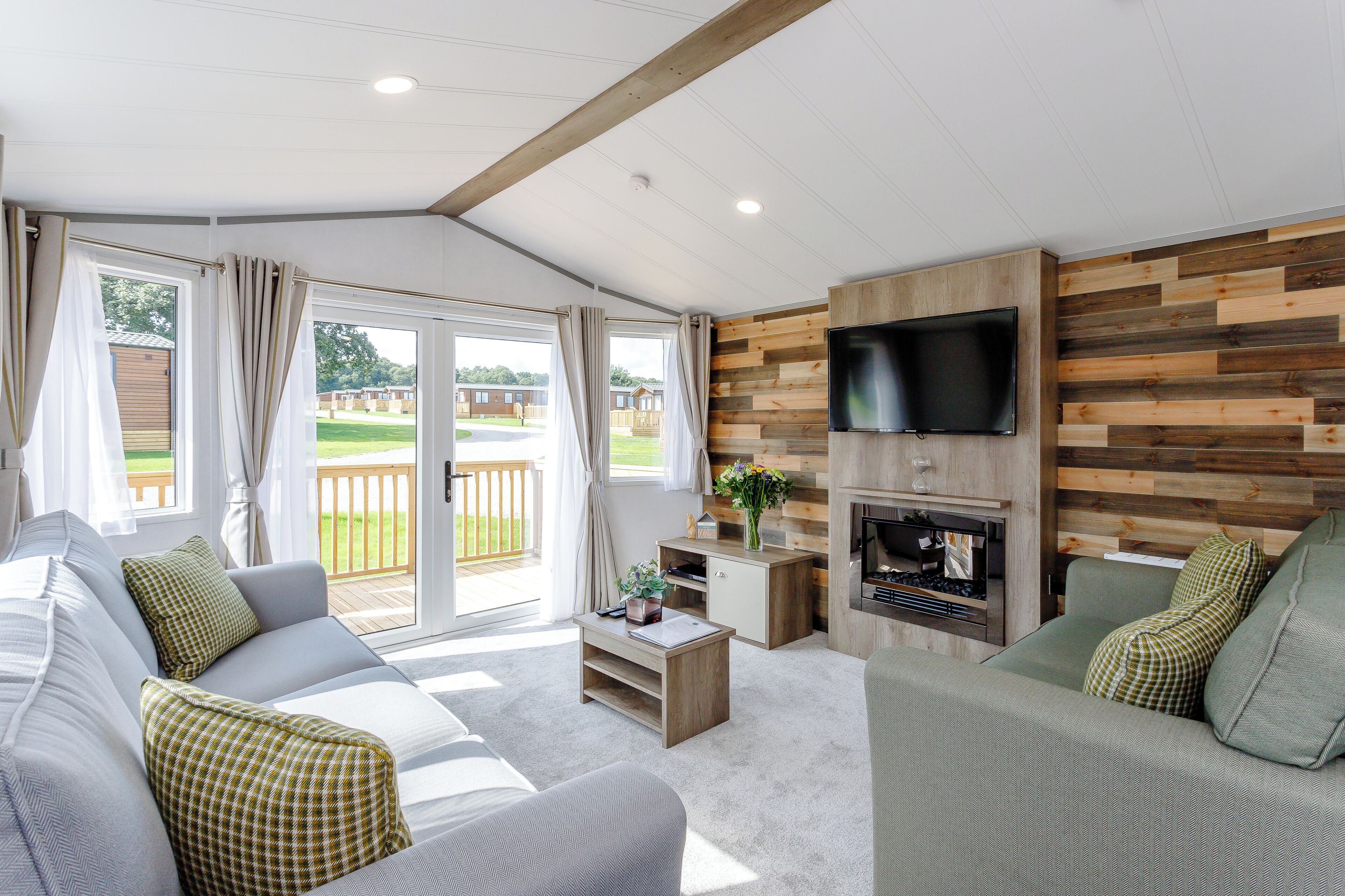 Exc 4 Berth waterside lodge Hot Tub | Living area