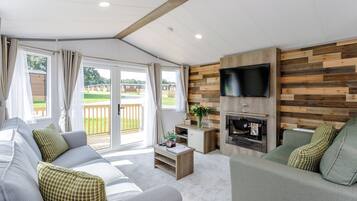 Exc 4 Berth waterside lodge Hot Tub | Living area
