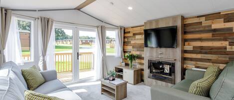 Exc 4 Berth waterside lodge Hot Tub | リビング エリア | 32 インチの液晶テレビ (デジタル放送視聴可)