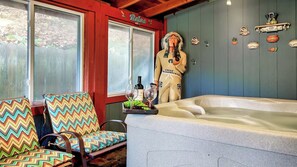 Interior - Hillside Hideaway- 3 King beds, Quiet Setting, Close to Soaky Mtn Water Park (Sevierville)