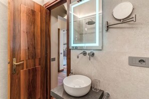 Shower, hair dryer, bidet, towels - In the center of Rome Casa Navona Apartments - Domus Pasquino 1 Floor (Roma)