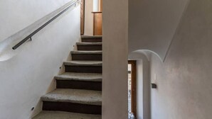 A staircase with a handrail, leading to a landing. - In the center of Rome Casa Navona Apartments - Domus Pasquino 1 Floor (Roma)