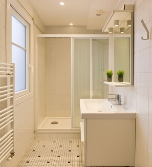 Apartment | Bathroom | Free toiletries, hair dryer, towels, soap - 3 pieces pres du Pantheon (Paris)