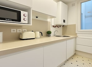 Apartment | Private kitchen | Microwave, oven, stovetop, cookware/dishes/utensils - 3 pieces pres du Pantheon (Paris)