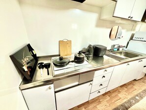 Phòng đôi hoặc 2 giường đơn | Bếp riêng | Tủ lạnh, lò vi sóng, bếp nấu, nồi cơm 