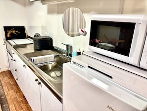 Habitación con 1 cama matrimonial o 2 individuales | Cocina privada | Refrigerador con congelador, microondas, parrilla de estufa y arrocera 