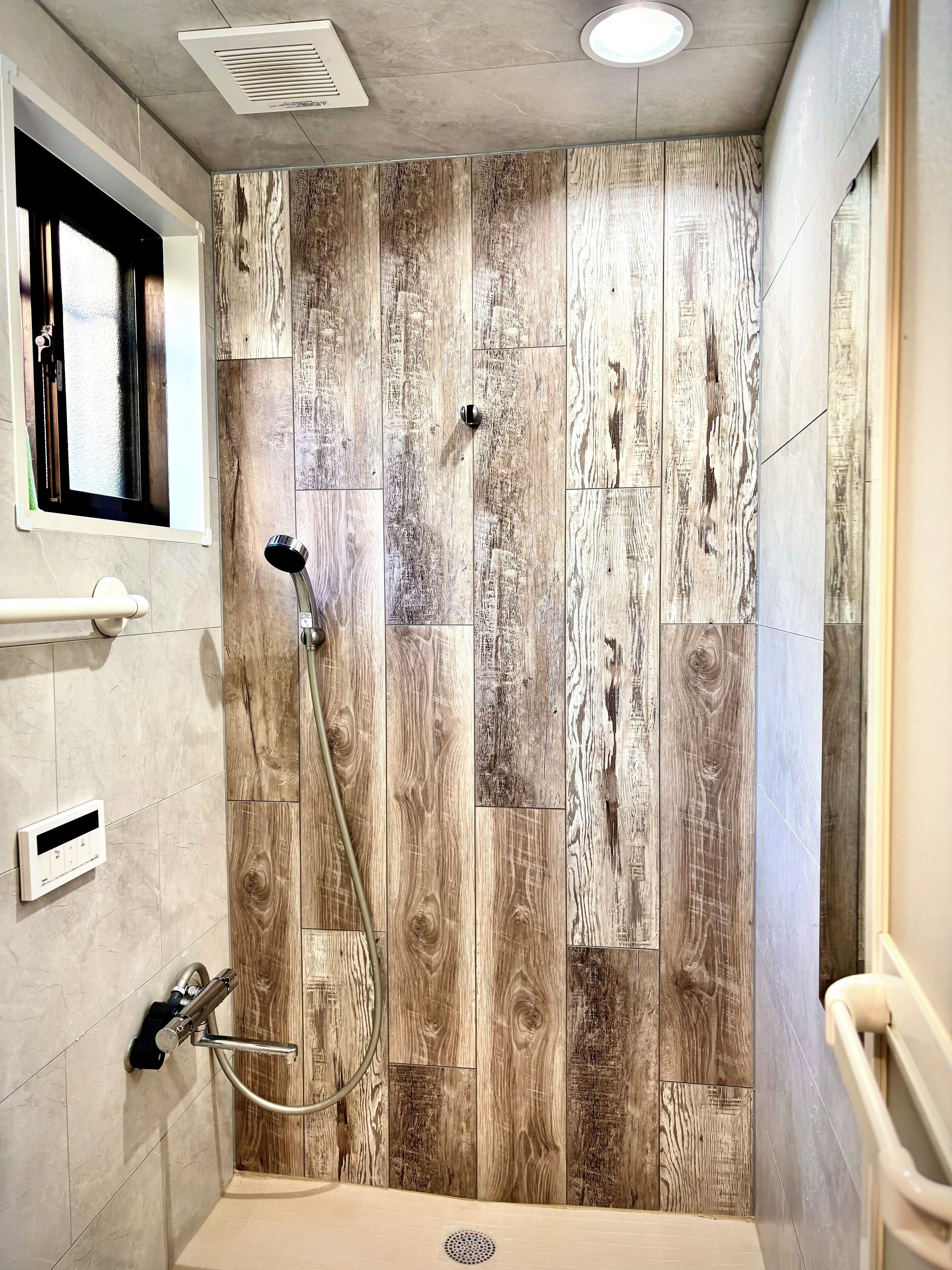 Family Room Non Smoking | Bathroom | Shower, rainfall showerhead, hair dryer, slippers