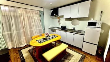 Double or Twin Room | Dapur peribadi | Peti sejuk/penyejuk beku saiz penuh, ketuhar gelombang mikro, dapur
