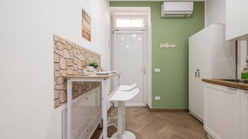 Frigorifero, microonde, piano cottura, macchina per tè/caffè