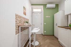 Refrigerador, microondas, placa de cocina, cafetera/tetera